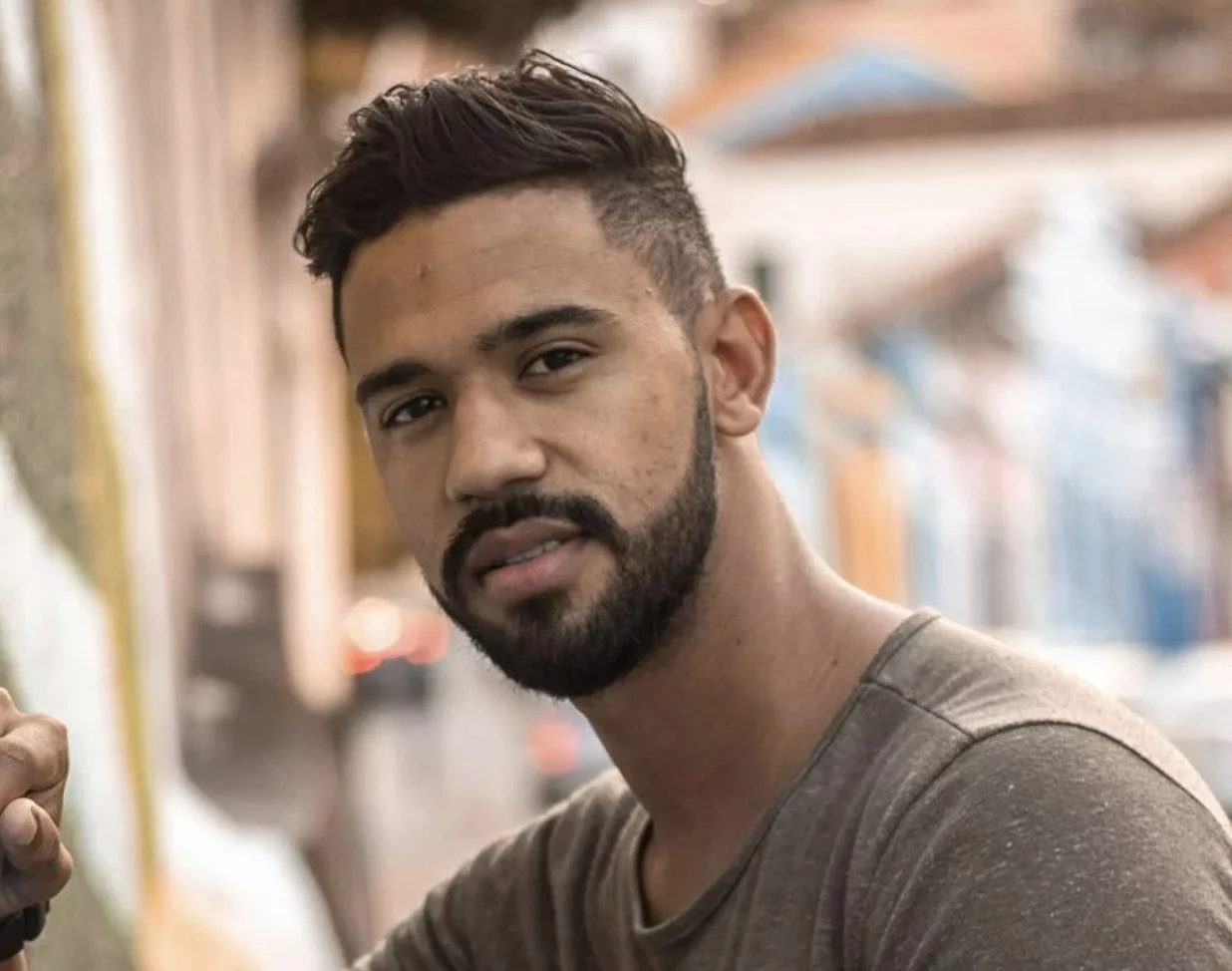 Portrait d'un homme avec barbe, regard pensif.
