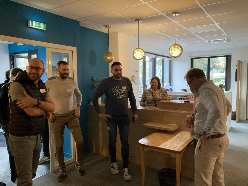 Groupe de personnes discutant dans un bureau.