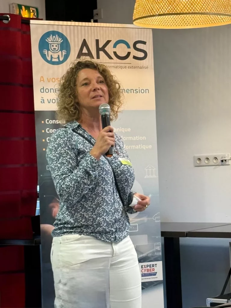 Femme parlant avec un micro lors d'un événement.