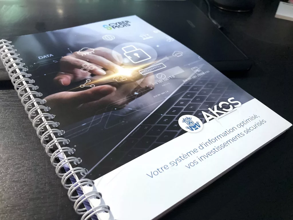 Carnet de notes avec des éléments technologiques.