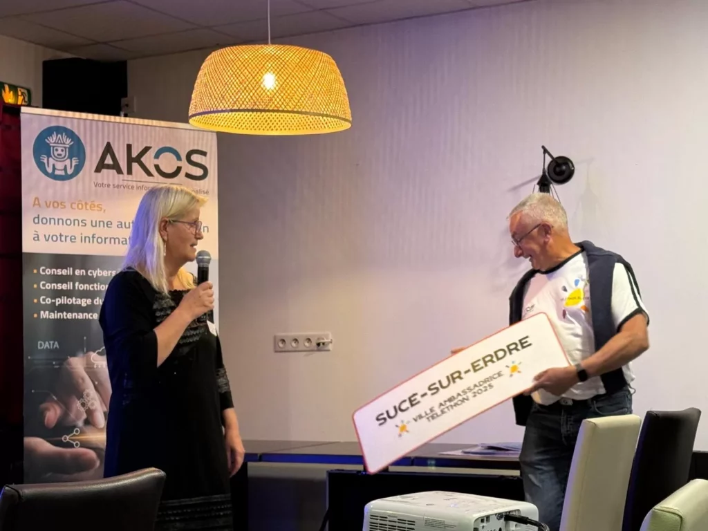 Deux personnes lors d'un événement avec un panneau.