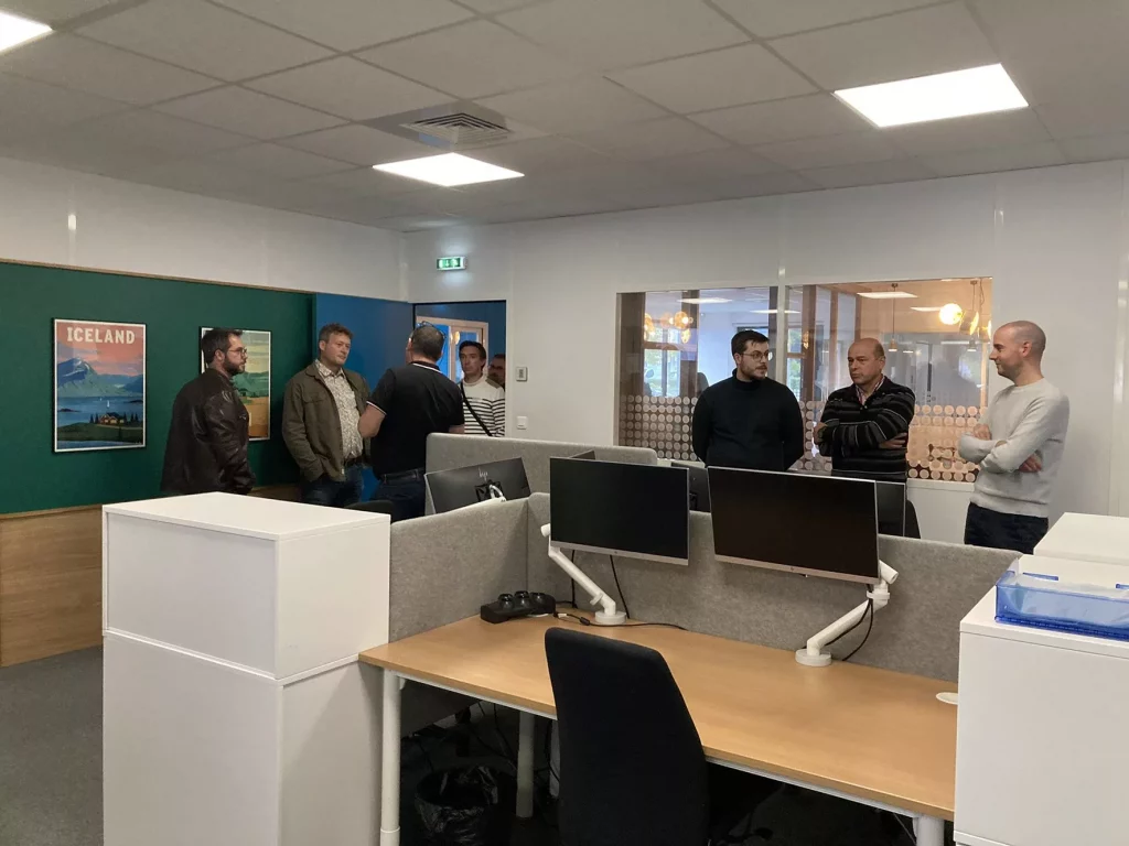 Conversation entre collègues dans un bureau moderne.