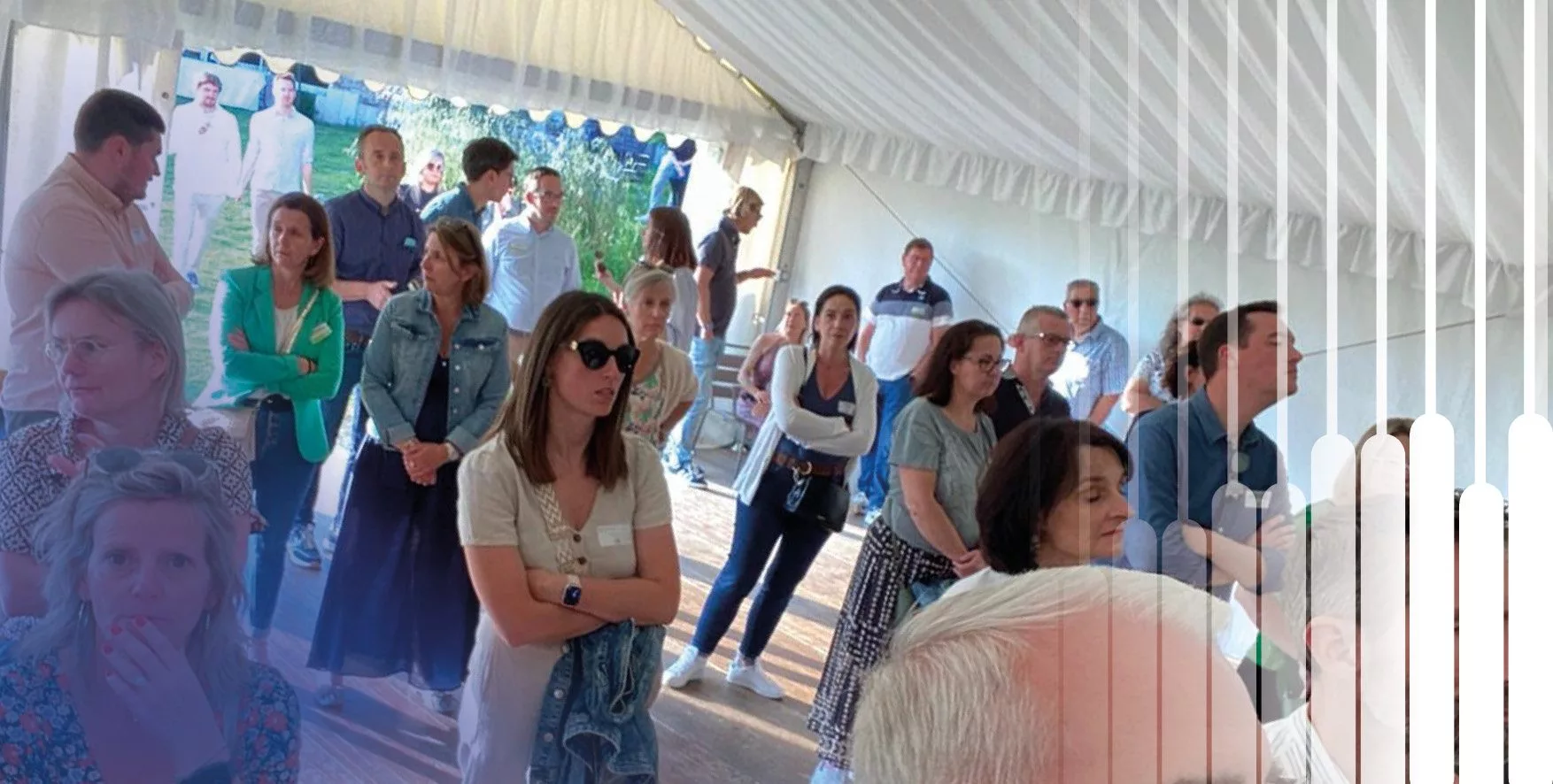 Groupe de personnes dans un événement en plein air.