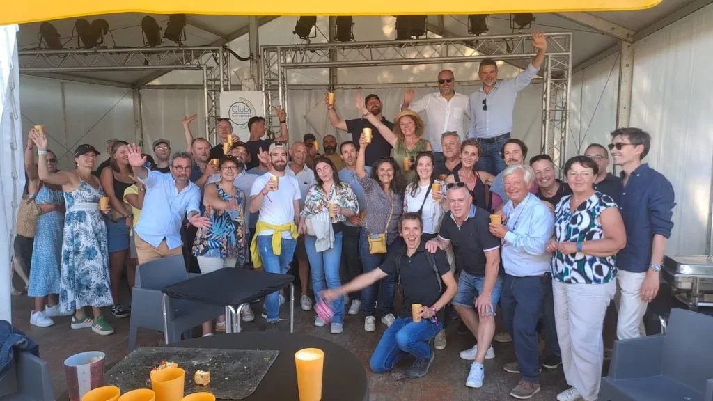 Groupe de personnes levant des verres en fête