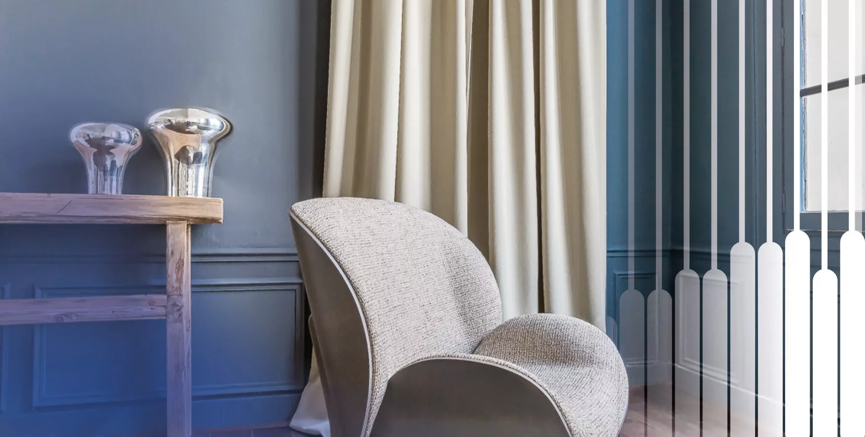 Fauteuil moderne près de rideaux beige.