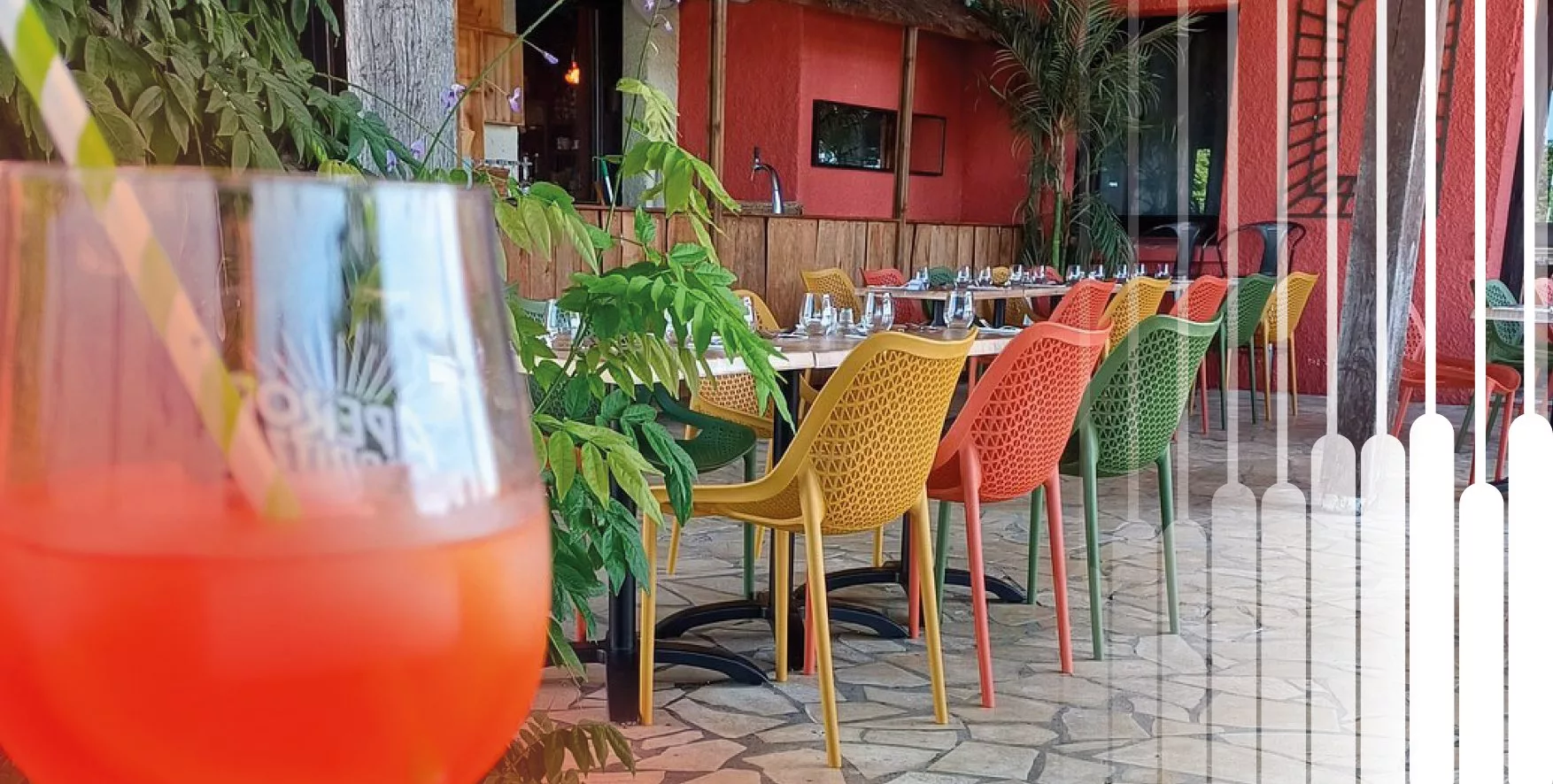 Terrasse de restaurant avec chaises colorées et boisson.