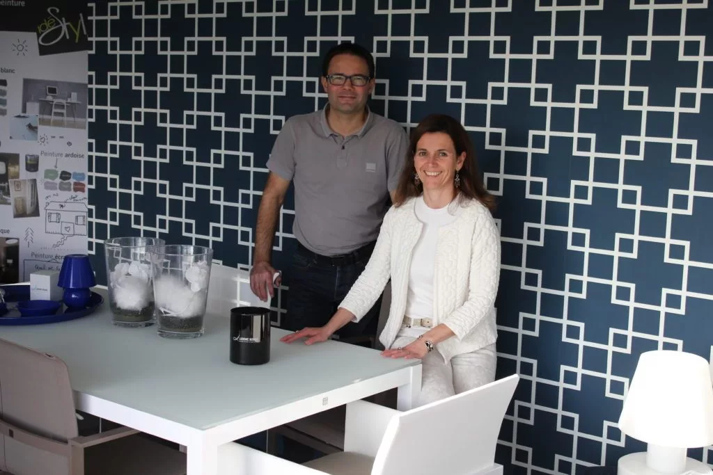 Deux personnes devant une table avec des décorations.
