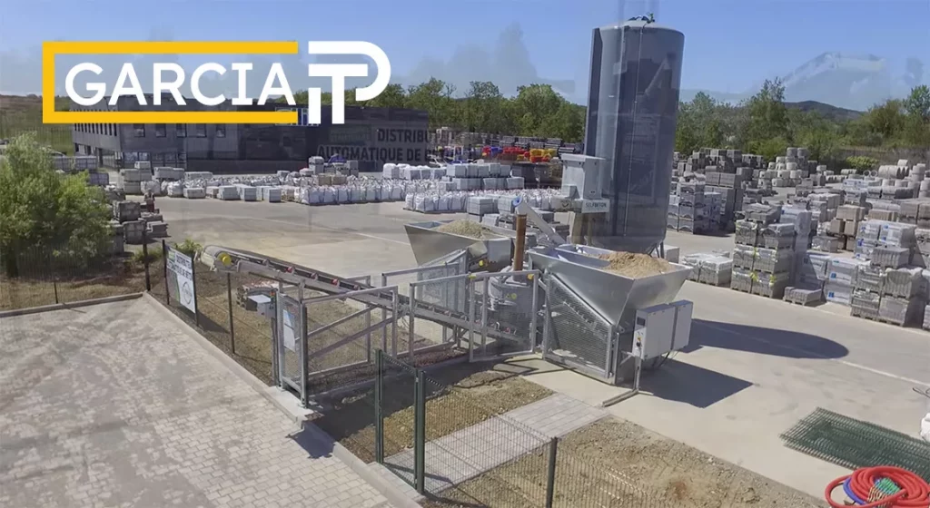 Installation industrielle avec silo et convoyeur automatisé