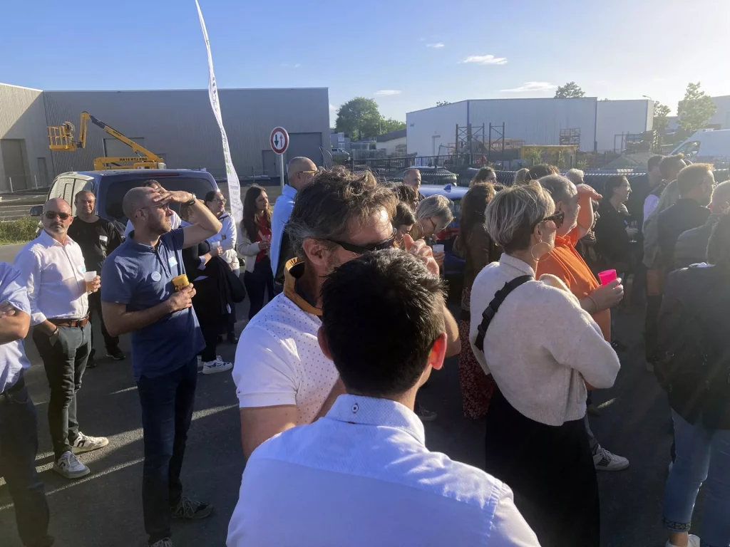 Groupe de personnes rassemblées en zone industrielle