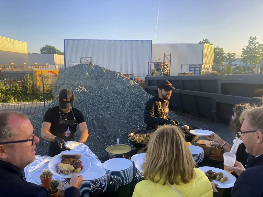 Service de repas en extérieur en zone industrielle