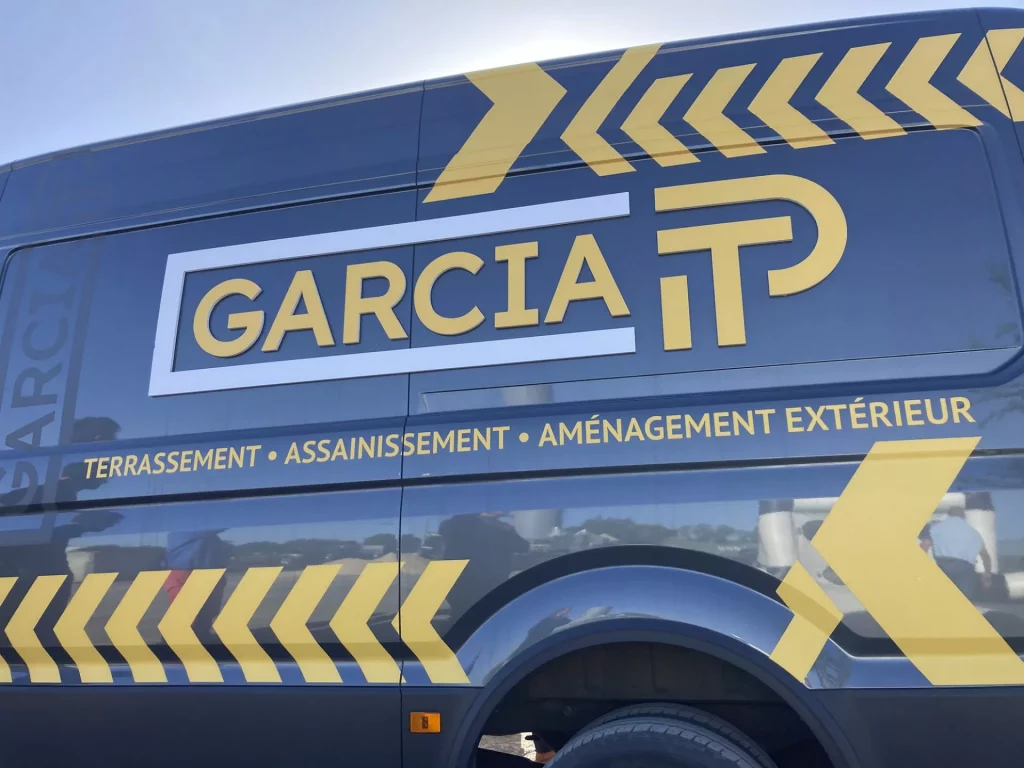 Camion bleu Garcia TP avec logo jaune