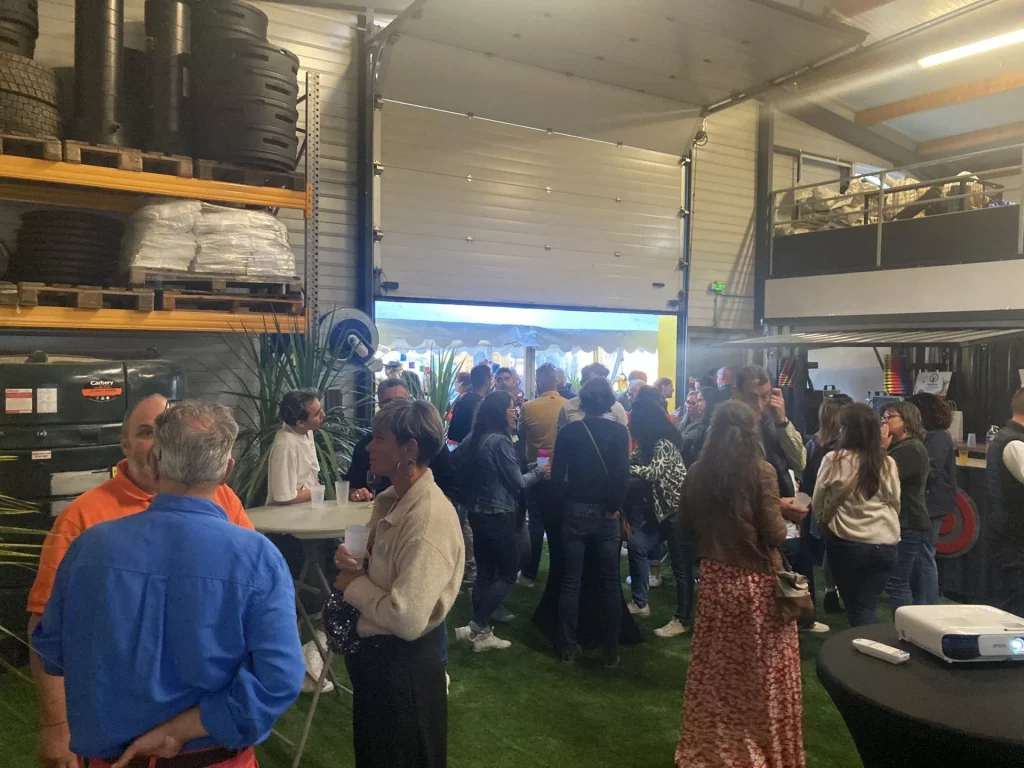 Réception conviviale dans un entrepôt industriel