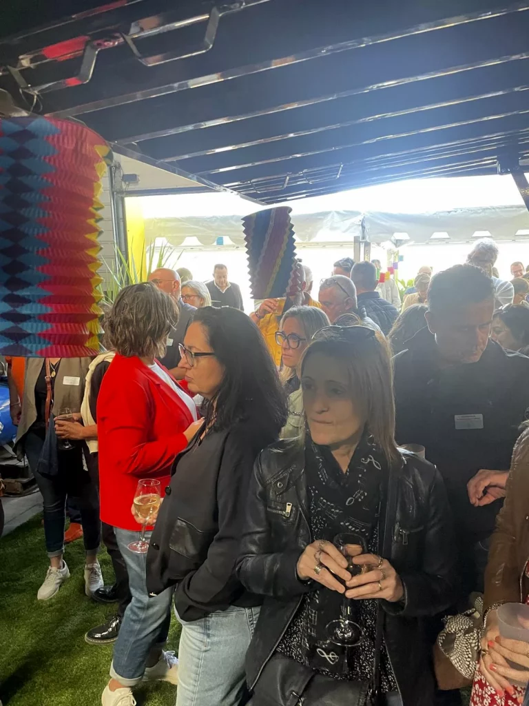 Foule lors d’un événement convivial sous chapiteau