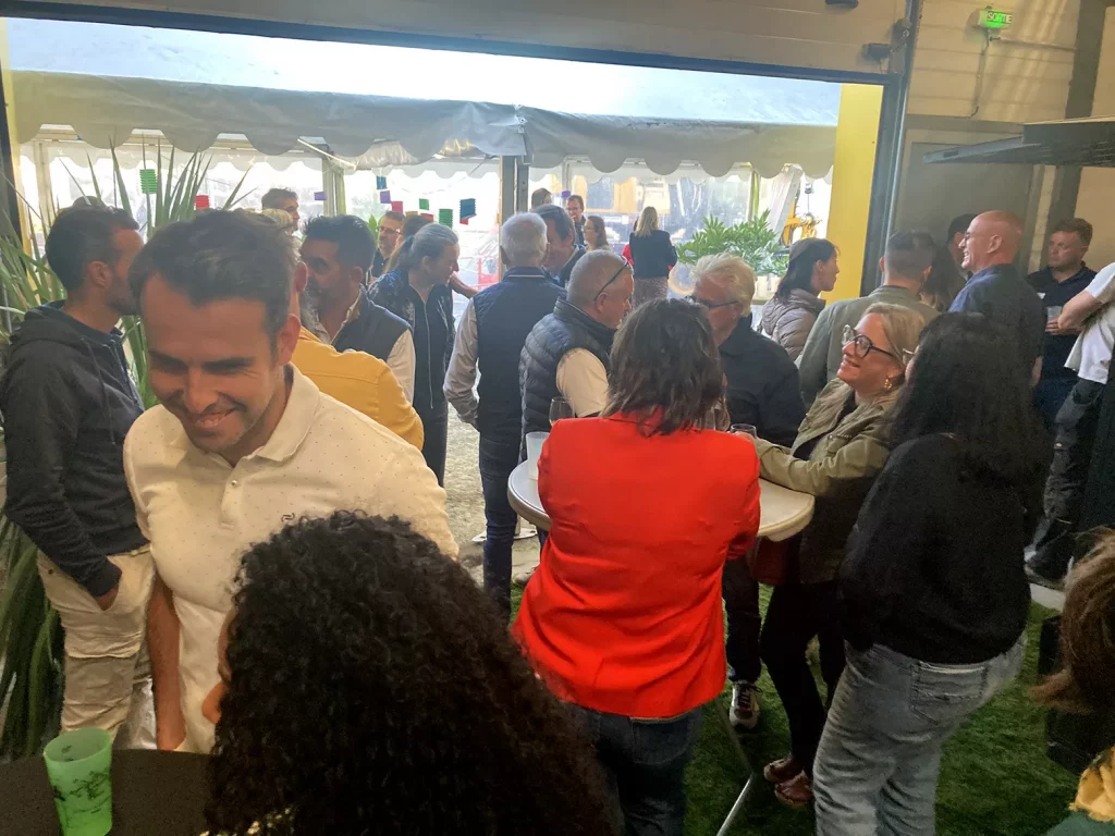 Groupe discutant lors d’un événement convivial sous tente