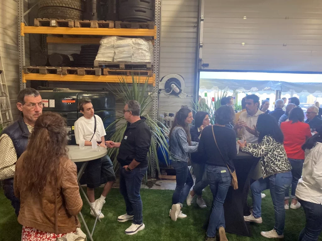 Cocktail convivial dans un entrepôt industriel