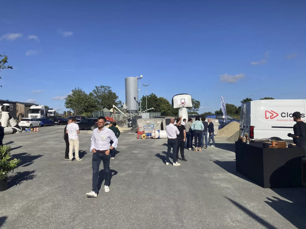 Événement professionnel sur site industriel en plein air