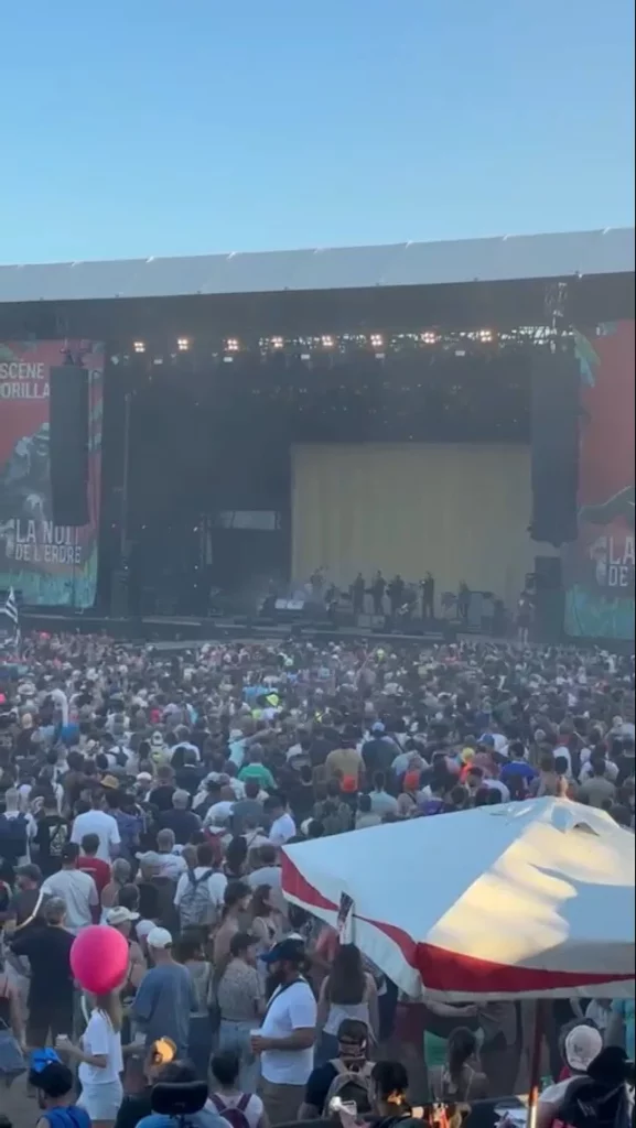 Foule dense devant grande scène de festival