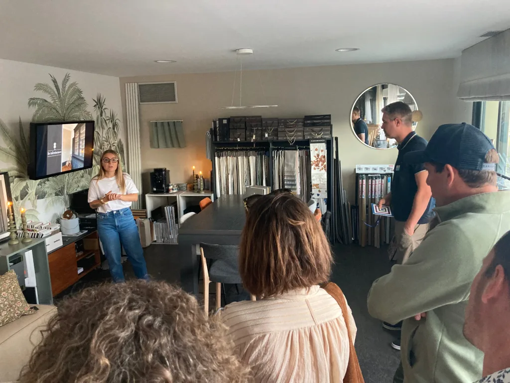 Présentation dans un showroom de décoration intérieure