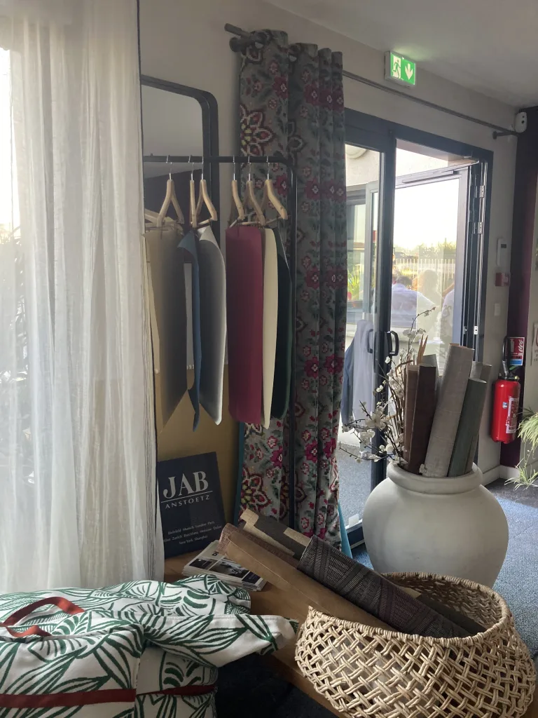 Tapis suspendus et coussins dans une boutique de décoration