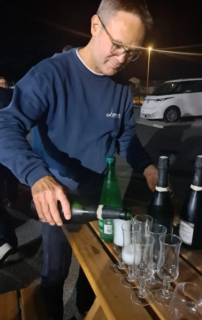 Ludovic sert les invités du Club Entreprises Erdre & Gesvres