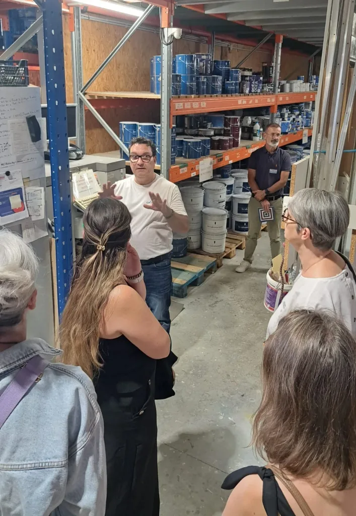 Visite guidée dans l'entrepôt côté peintures