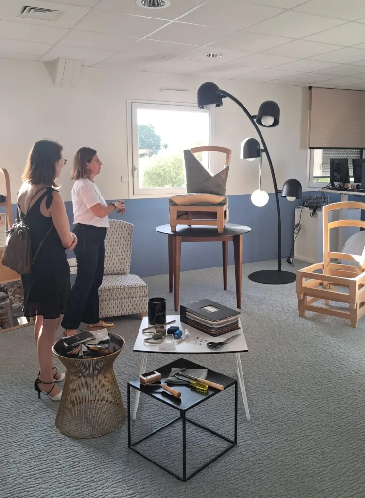 Réfection d'un fauteuil dans le showroom chez Ludovic Bougo.