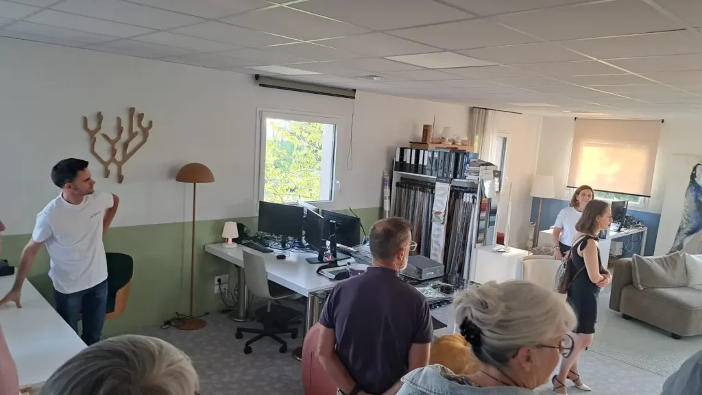 Visiteurs réunis dans un showroom-bureau lumineux